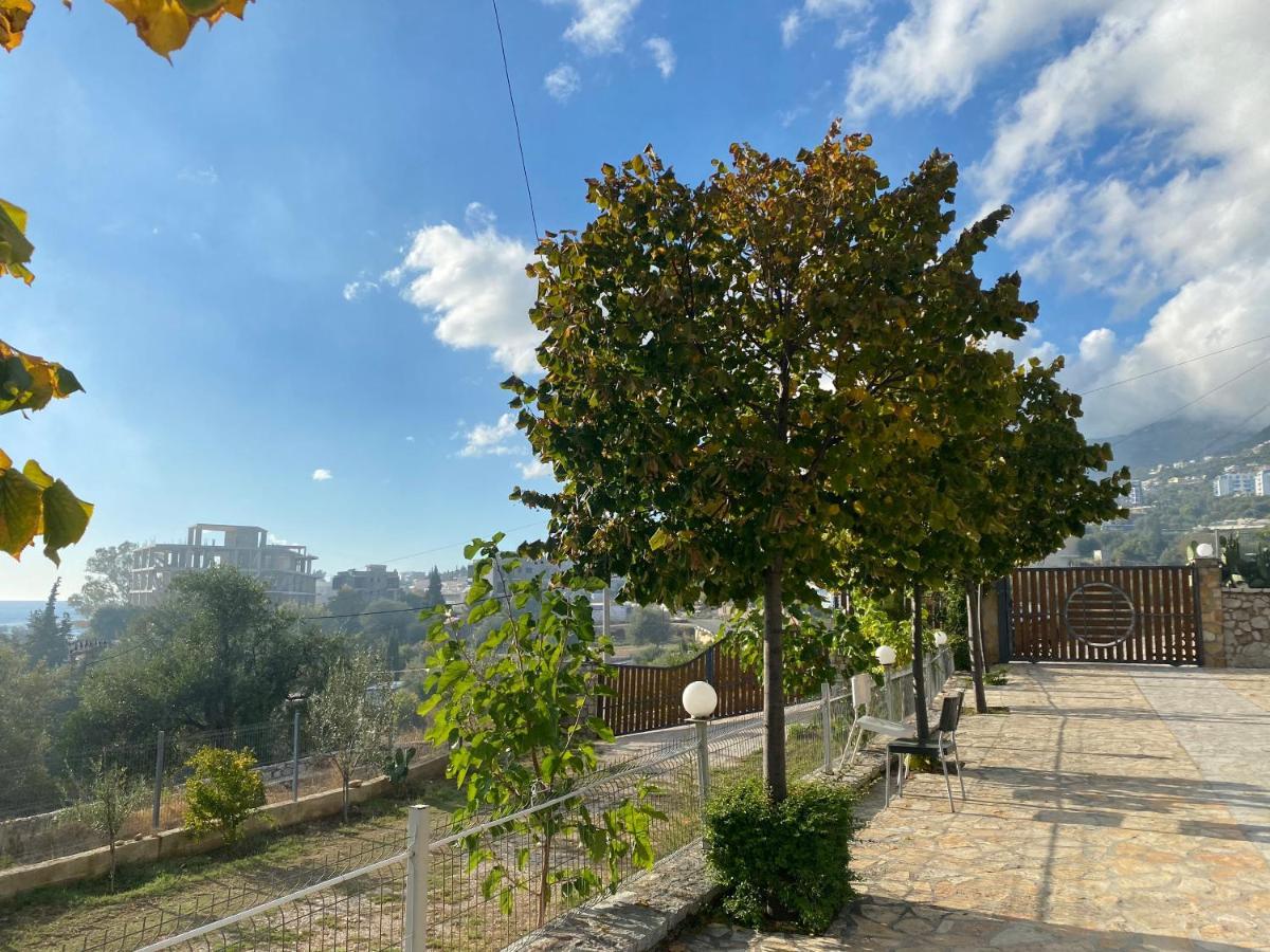 Sea View Hotel Dhermi Bagian luar foto